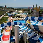 Art At Live Resort: Poolside Terrace Retreat Apartment *