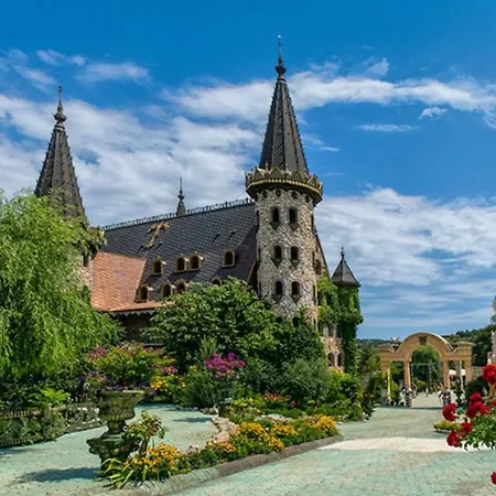 Art At Live Resort: Poolside Terrace Retreat Apartment