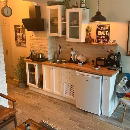 Art At Live Resort: Poolside Terrace Retreat Apartment *