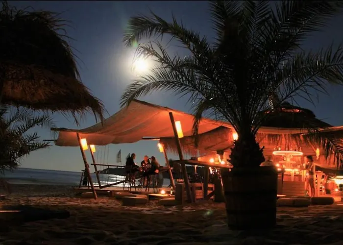 Art At Live Resort: Poolside Terrace Retreat Apartment *