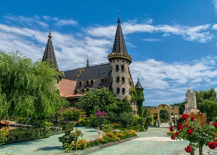 Art At Live Resort: Poolside Terrace Retreat Apartment