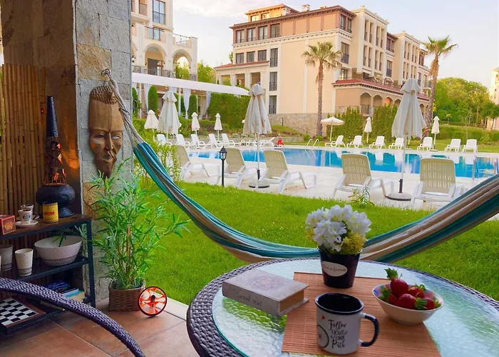Art At Live Resort: Poolside Terrace Retreat