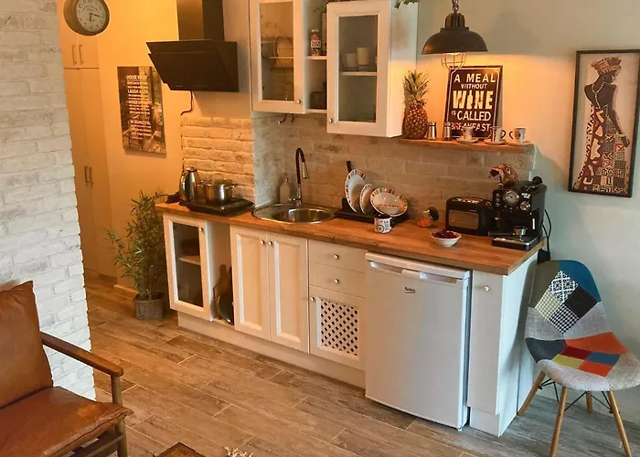 Art At Live Resort: Poolside Terrace Retreat Apartment *